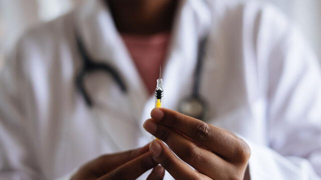 “La vacuna finalmente circula en mi sangre”: el testimonio de un voluntario de la inmunización de Oxford