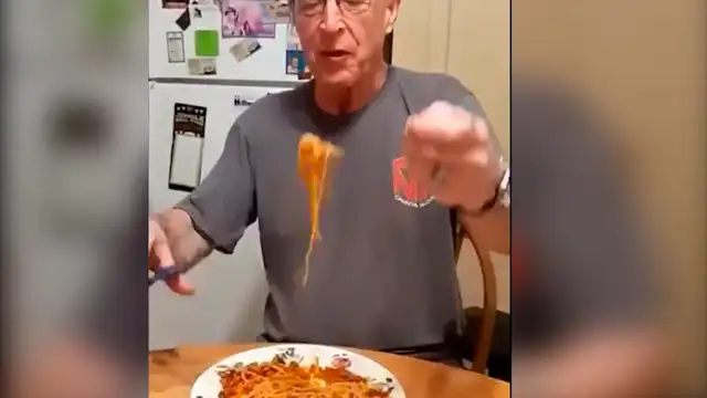 Facebook viral: Abuelo usa extraño truco para comer fideos y causa furor en las redes [VIDEO]