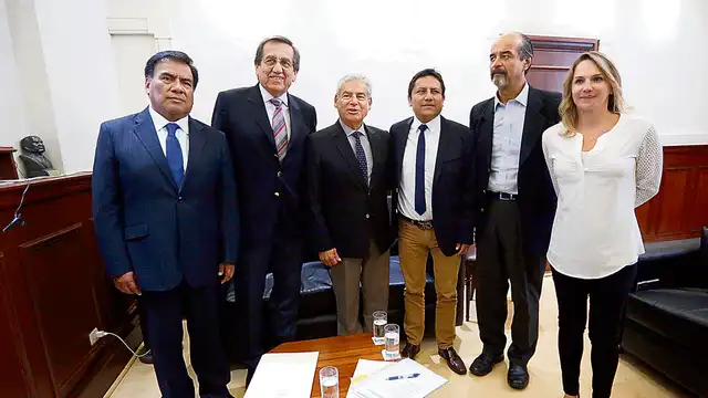 Villanueva se reúne con cuatro bancadas en busca del voto de confianza Villanueva se reúne con cuatro bancadas en busca del voto de confianza