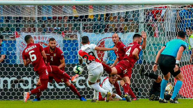 Christofer Gonzáles hizo el primer gol del Perú vs. Venezuela, pero el VAR se lo anuló