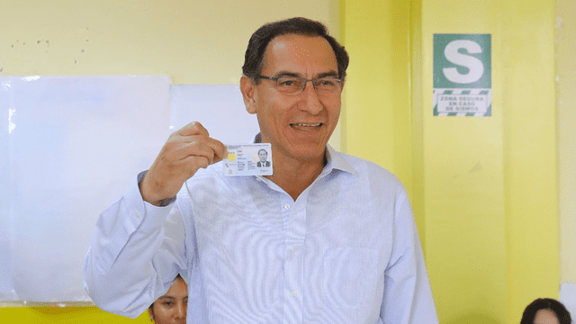 Martín Vizcarra ejerció su voto en colegio de Moquegua [VIDEO]