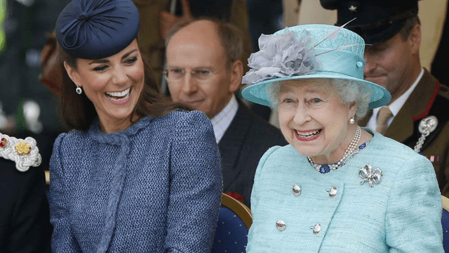 ¿Reina Isabel hace desplante a Kate Middleton por Meghan Markle? [VIDEO]