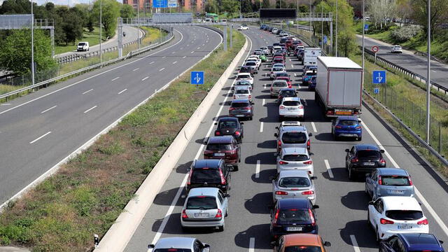 Tráfico vehicular en una carretera de Madrid. Foto: EFE.