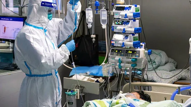 Trabajador médico que controla el goteo de un paciente en la Unidad de Cuidados Intensivos (UCI) del Hospital Zhongnan de la Universidad de Wuhan en Wuhan, provincia de Hubei, China.