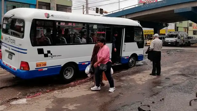 Arequipa: hueco en avenida Vidaurrázaga pone en peligro a miles [VIDEO]