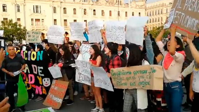 Estudiantes se reunieron a las 4 de la tarde en Plaza San Martín para exigir que Metropolitano reduzca pasaje escolar de S/1.25 a 50 céntimos. Créditos: Captura.