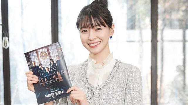 Nara sostiene el guión de Itaewon Class, firmado por todo el reparto de actores.