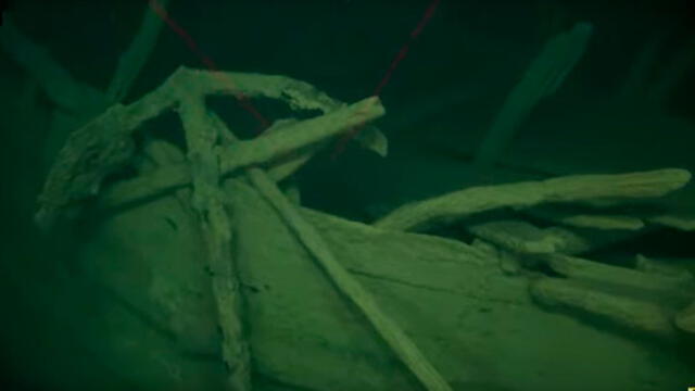 Inspección del barco a cargo de robots submarinos. Captura de video.
