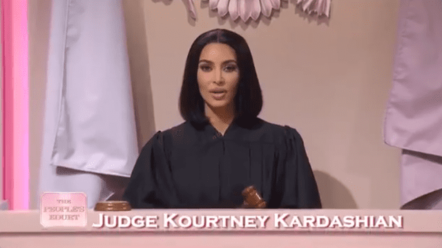 Kim interpretó a su hermana, Kourtney Kardashian. Foto: captura de NBC