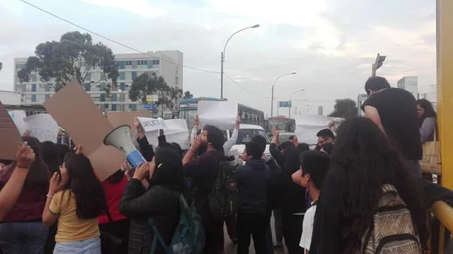 PUCP: estudiantes vuelven a bloquear avenida Universitaria por cobros ilegales [VIDEO]