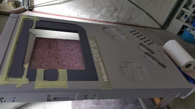 Fan de Nintendo crea una Game Boy gigante con una TV dentro para jugar a la NES en su sala