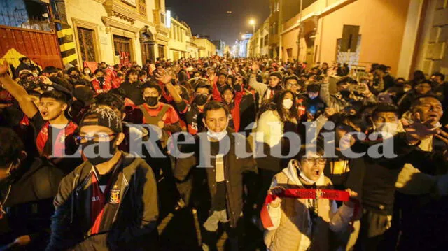 Cientos de hinchas esperan la victoria de Melgar. Foto: La República/Rodrigo Talavera