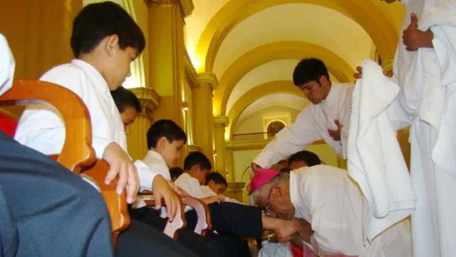 Semana Santa: Arzobispo de Trujillo lava pies a niños venezolanos y exhorta a perdonarnos