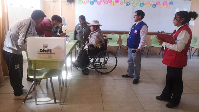 Discapacitados votando