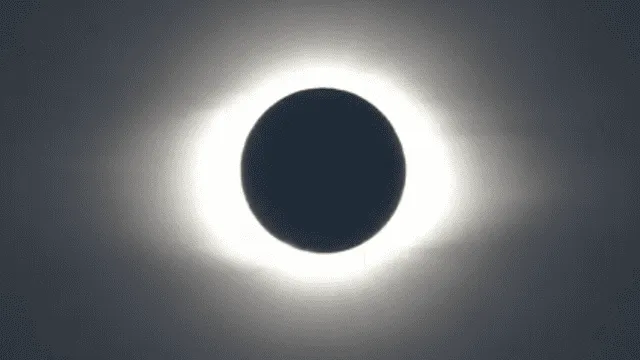Después de que la Luna cubriese por completo el Sol, empieza a notarse la corona solar otra vez. Foto: Captura ESO