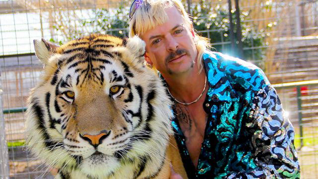 Joe Exotic y uno de sus tigres en Tiger King. Foto: Netflix