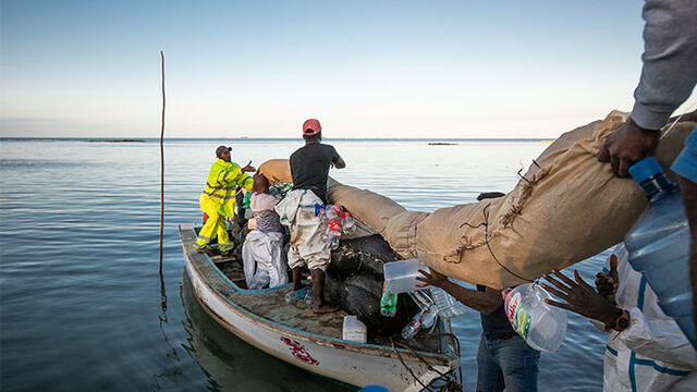 Barreras fabricadas por pobladores y voluntarios. Foto: AFP.