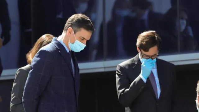 Miembros del gobierno usan mascarillas quirúrgicas al salir de reunión. (Foto: El País)