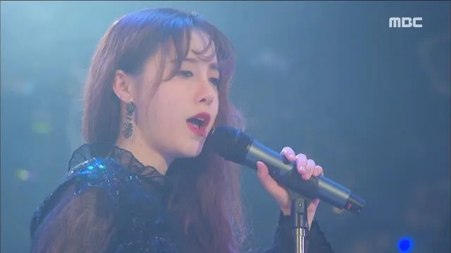 Goo Hye Sun en el escenario de la MBC cantando "You Are Too Much".