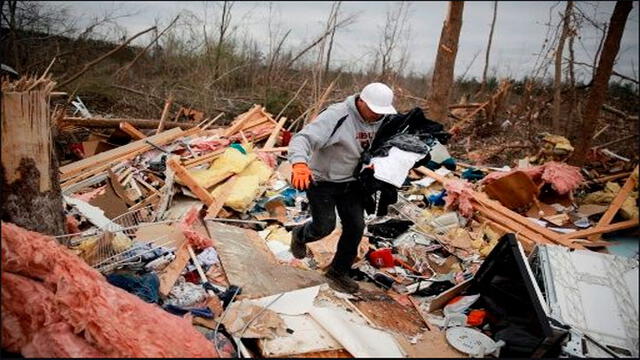 La franja de destrucción causada por uno de los tornados fue de 400 metros de ancho. Foto: Reuters