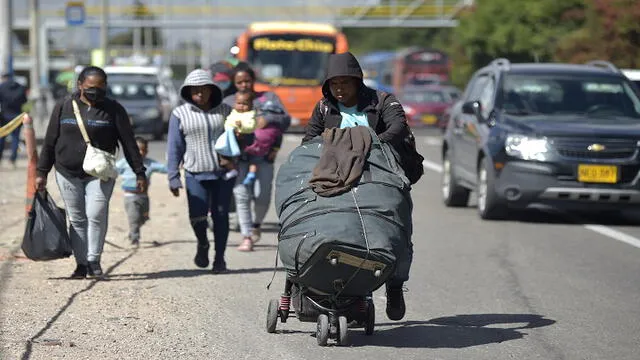 Centernares de venezolanos vulnerables caminan desde Perú, Ecuador y Colombia hacia Venezuela tras perderlo todo por la crisis provocada por la pademia de COVID-19. Foto: AFP.