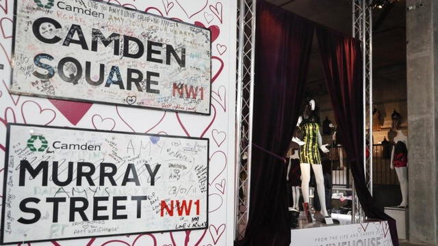 Letrero de "Camden Square" con notas escritas a mano en homenaje a Winehouse después de su muerte se vendió por $ 19,200