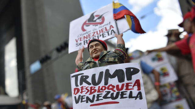 Simpatizantes del régimen de Nicolás Maduro en los alrededores del palacio presidencial venezolano.