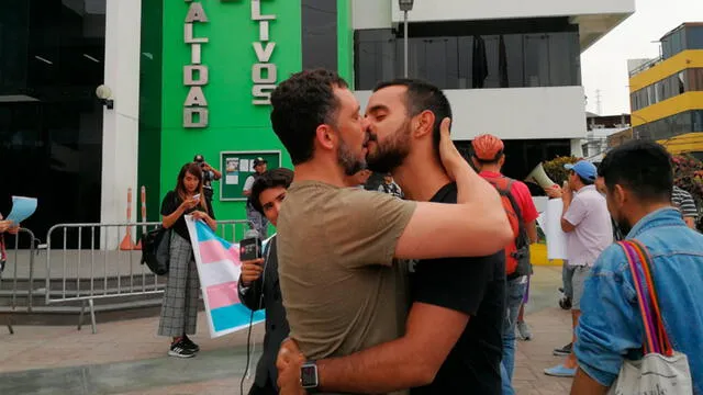 Parejas gays realizan 'besatón' en el frontis de la Municipalidad de Los Olivos. Créditos: Wayka.