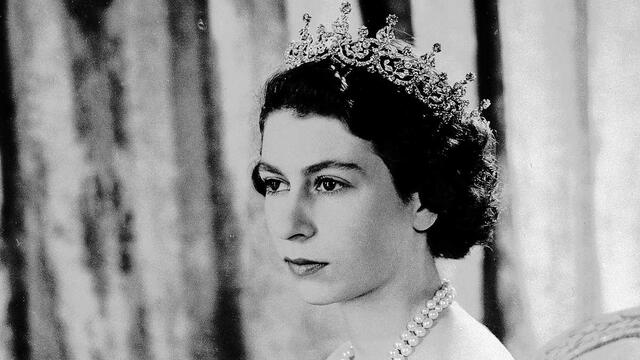 La reina Isabel II, entonces princesa Isabel, luce un vestido plateado con una tiara de diamantes y un collar de perlas, tres años antes de su coronación.