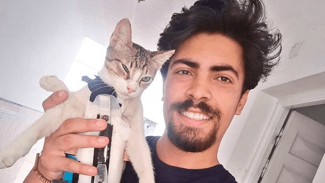 Ahmed Manai creó una prótesis para que un gato vuelva a caminar por sus propios medios. Foto: Instagram