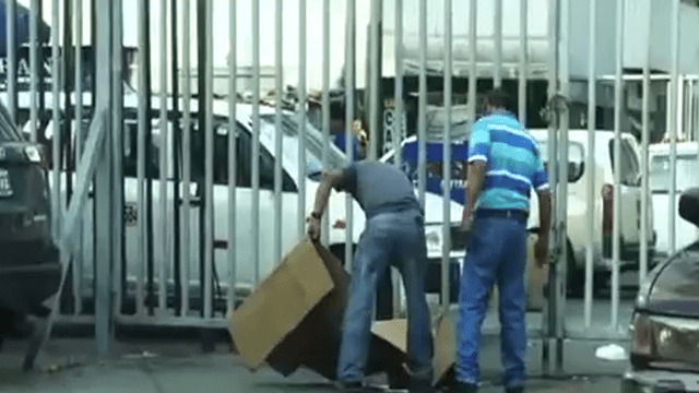 Gamarra: Vecinos, trabajadores y clientes ingresan por debajo de las rejas [VIDEO]