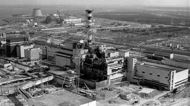 La central nuclear de Chernóbil luego de la explosión del reactor número 4, el 26 de abril de 1986. Foto: AP