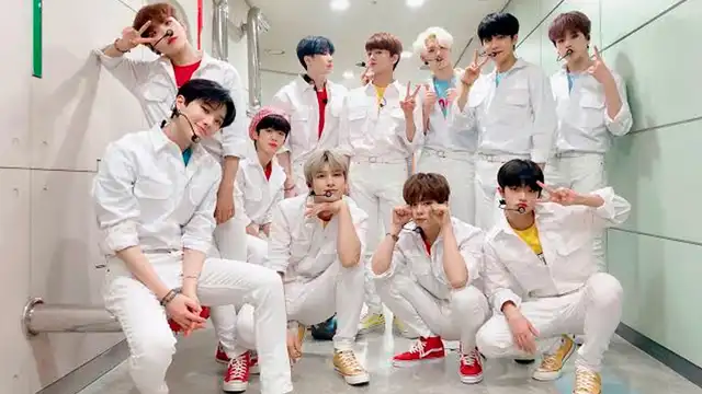 Seung Youn junto a los miembros de X1