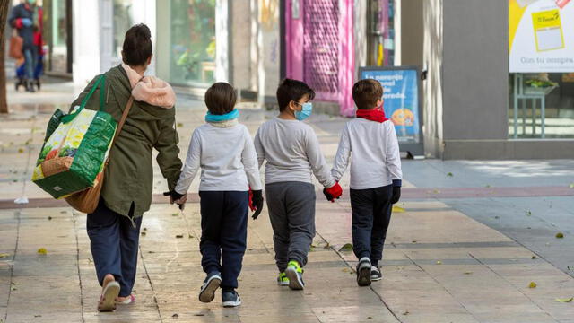 Con la nueva extensión del estado alarma en España, se permitiría la salida de los niños a las calles junto con un adulto. Foto: Internet.
