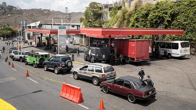 Vehículos hacen fila para aprovisionarse de combustible el 8 de junio del 2020, en Caracas (Venezuela). | Foto: Miguel Gutierrez / EFE