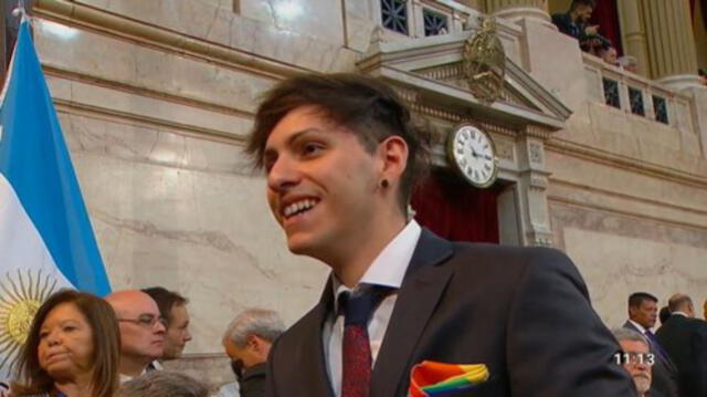 Asunción en Argentina: hijo de Alberto Fernández, Estanislao, llegó al Congreso con un pañuelo LGTBI [FOTOS]