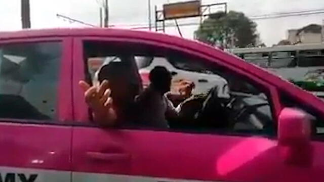 Hombre que abandonó al perro respondía con señas obscenas luego de ser increpado por otro conductor. Foto: Captura Facebook.