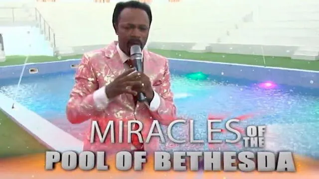 Pastor se baña en bidón e invita a sus fieles a beber el agua para tener bendiciones [VIDEO]