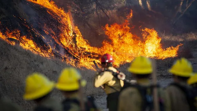 Los bomberos se aseguraran de que las llamas del incendio Saddleridge no afecten las estructuras cercanas en Sylmar, California, EE.UU., 11 de octubre de 2019.