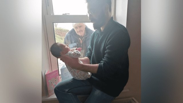 Abuelito conoce a su nieto recién nacido a través de una ventana por el coronavirus [FOTOS]