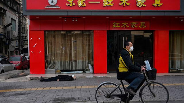 Cadáver de un hombre tirado en Wuhan. Foto: AFP