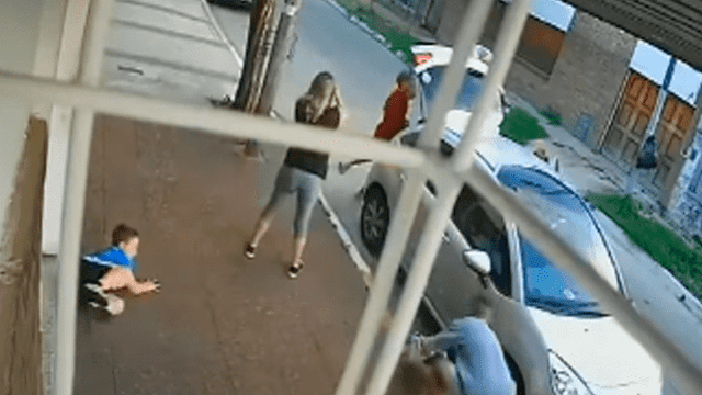 Niño lanza patada a delincuente para defender a su madre durante atraco [VIDEO]