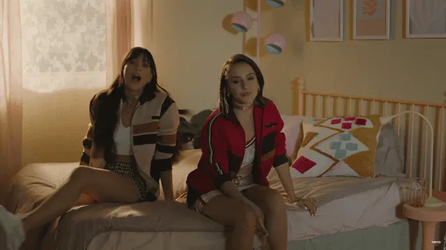 Evaluna y Aitana en el video de "Aunque no sea conmigo".