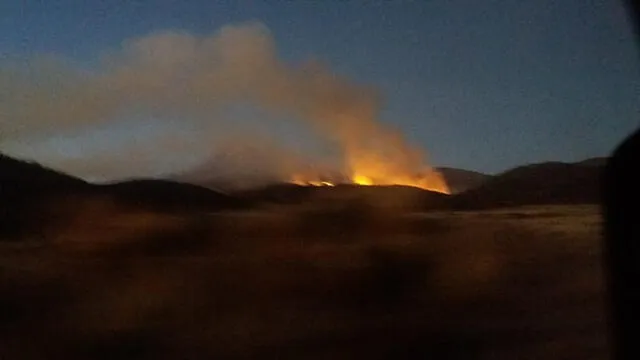 Incontrolable incendio forestal arrasa pastizales en el límite de Moquegua y Arequipa