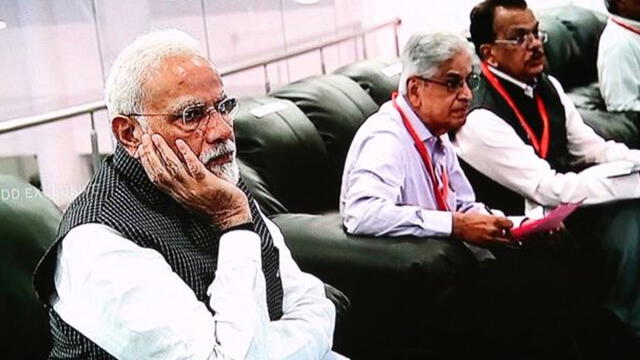 Narendra Modi, primer ministro de la India, observa la misión. Foto: EPA