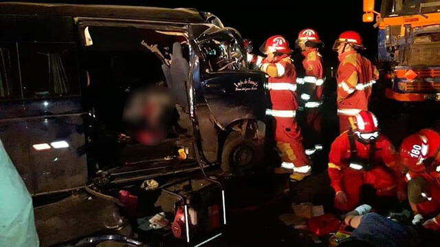 Nueve pasajeros muertos en choque de minivan y camión en Moquegua [FOTOS]