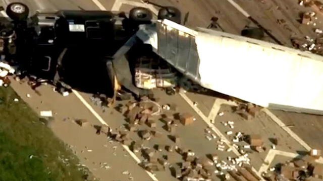 Camión choca en Estados Unidos y deja regados cientos de consoladores y lubricantes. Foto: KWTV News9