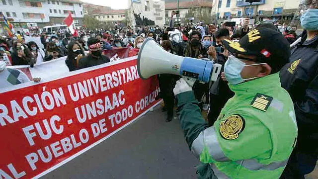 calma. Policía hizo llamado a la calma a estudiantes de Cusco.