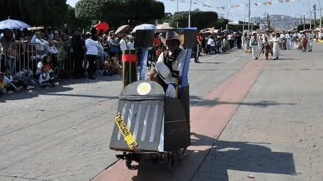 Profesores convierten silla de ruedas de niño en carruaje para que participe en desfile