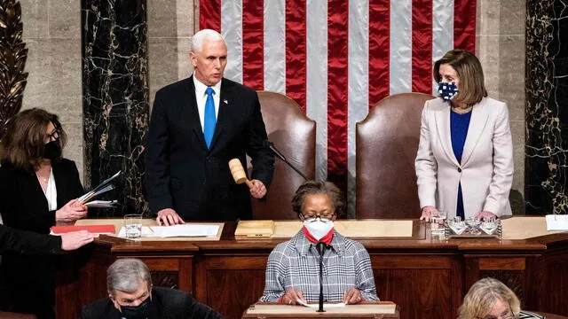 El vicepresidente de Estados Unidos, Mike Pence, y la presidenta de la Cámara de Representantes, Nancy Pelosi, durante la sesión para certificar los resultados electorales.ERIN SCHAFF / AFP